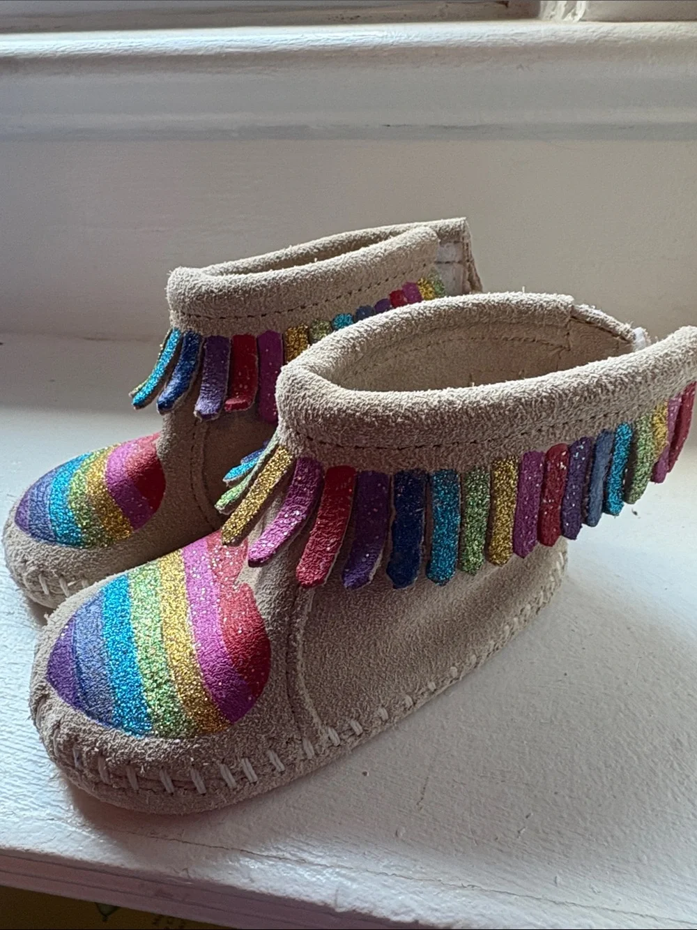 Kids Glitter Heart Fringe Moccasin Boots - Rainbow